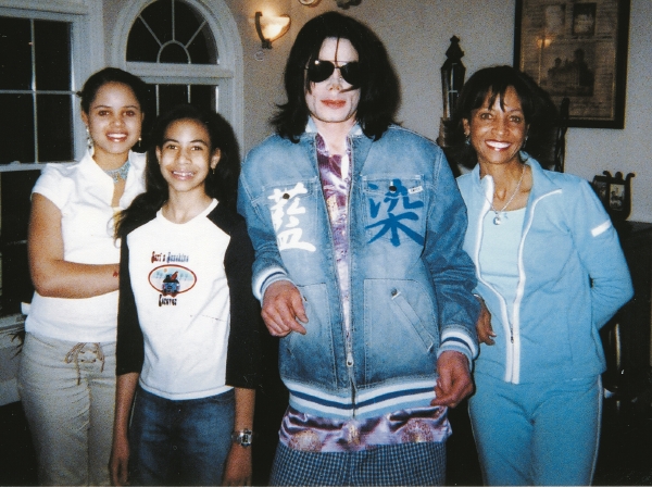 michael-jackson-and-walters-family-2004